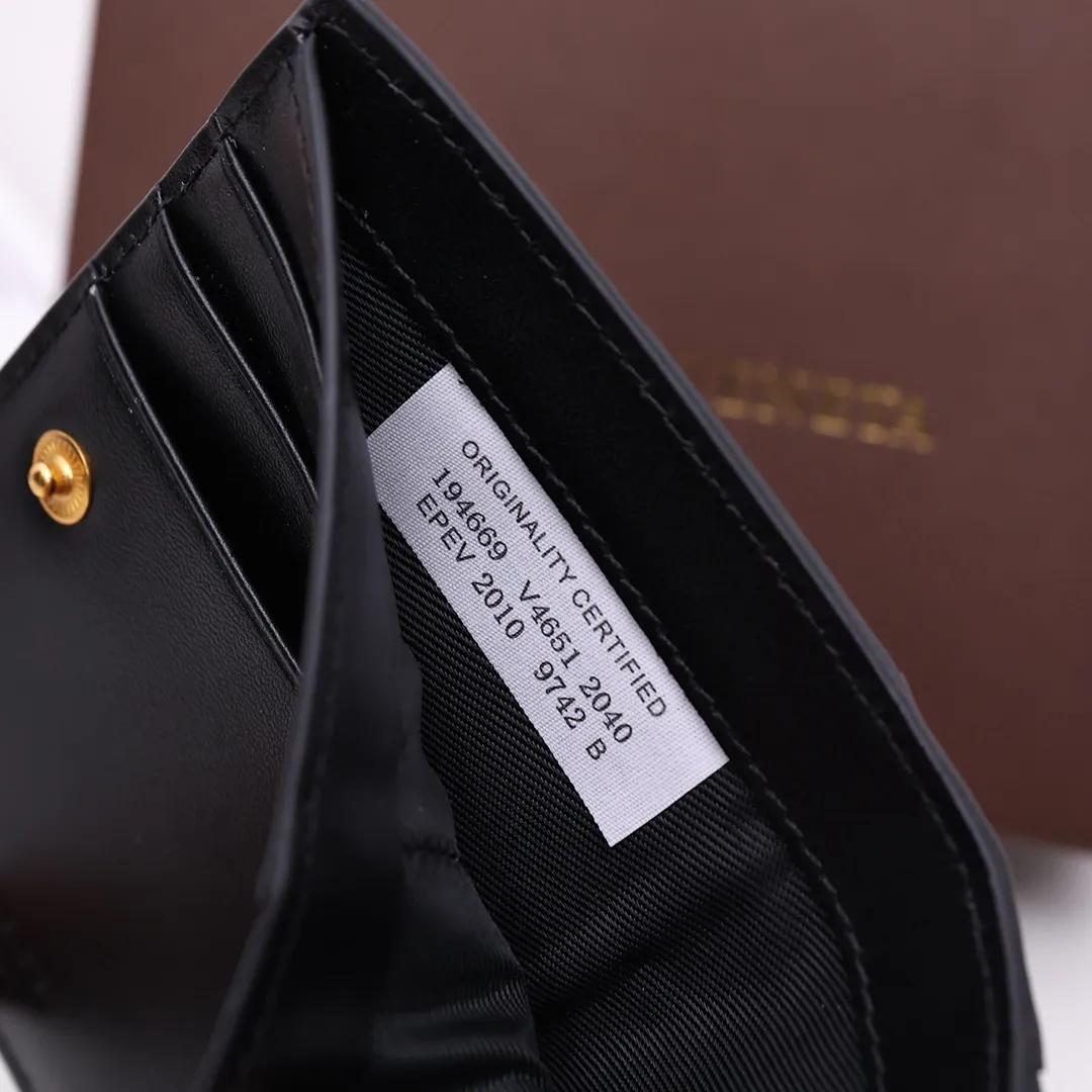 Batch 720 is the latest model. This large-lattice short wallet is woven with first-layer cowhide, has 6 card slots, 1 banknote compartment, 1 zipper coin purse, and snap button closure. Gold matching hardware 2026A cowhide Size: 11*8CM